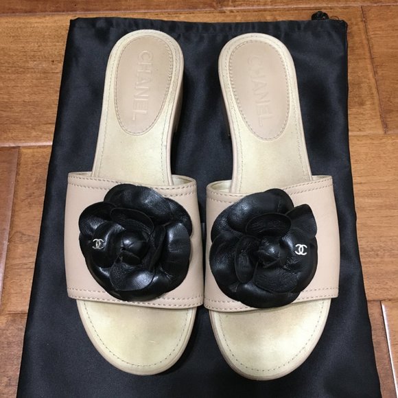 CHANEL Cream and Black Sandals with Elegant Flower Detail - Picture 3 of 16
